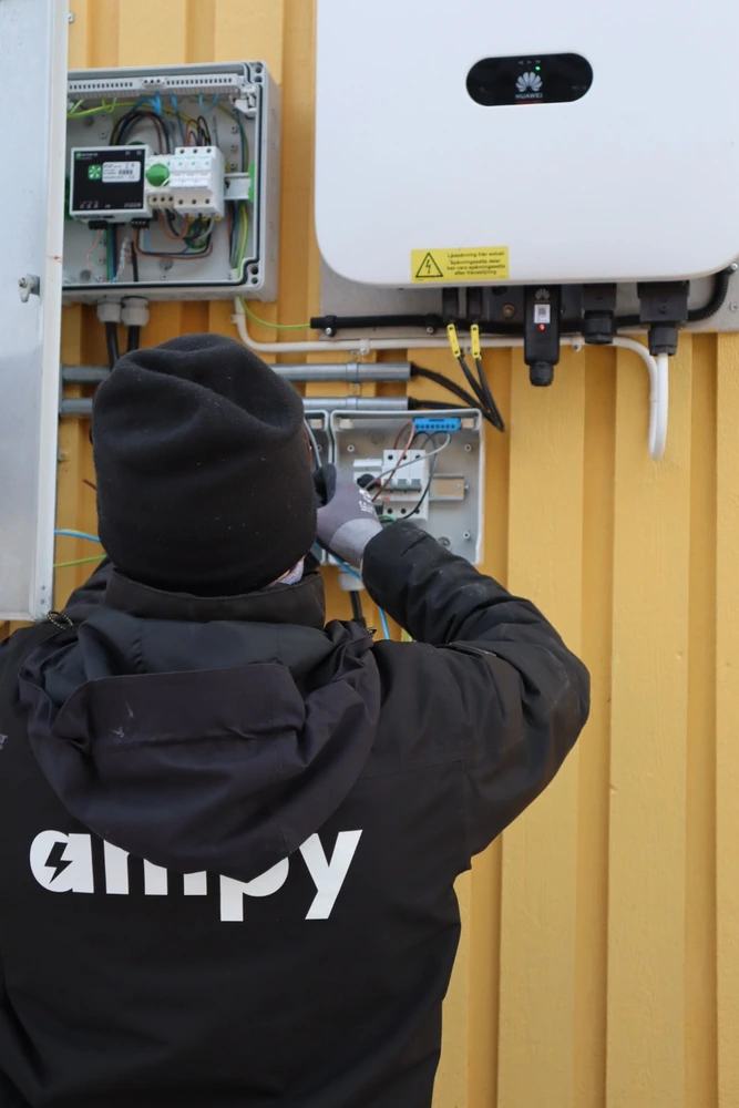 En elektriker från Ampy som genomför en felsökning under en akut eljour