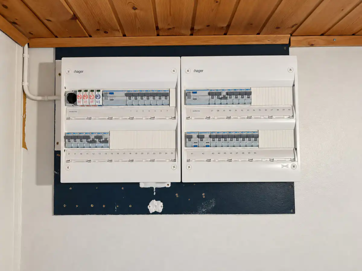 Två nya elcentraler med automatsäkringar och jordfelsbrytare på samma bakskiva, efter byte utfört av Ampy